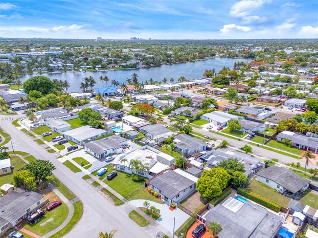 11030 Sw 42 Nd St, House other with 3 bedrooms, 3 bathrooms and null parking in Miami FL | Image 32