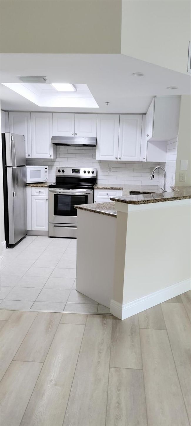 APT-1008 - 1000 Crestwood Ct S, Condo with 2 bedrooms, 2 bathrooms and null parking in Royal Palm Beach FL | Image 5