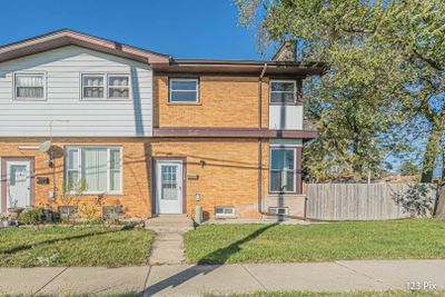 8800 N Prospect Street, Townhouse with 3 bedrooms, 2 bathrooms and 1 parking in Niles IL | Image 1