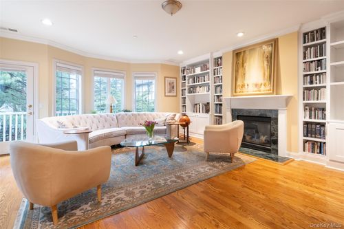 31 1st St, Pelham, NY, 10803-1402 | Card Image