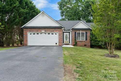 103 Pine Meadows Cir, Hickory, NC, 28601-8598 | Card Image