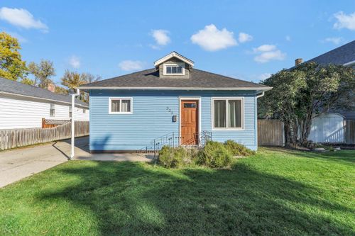 922 4 St Se, Medicine Hat, AB, T1A0M1 | Card Image