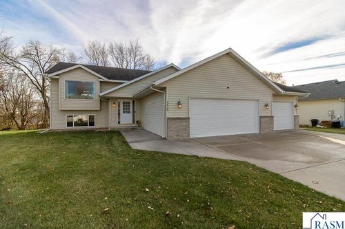 335 E Woodridge Dr, Le Center, MN, 56057-1338 | Card Image