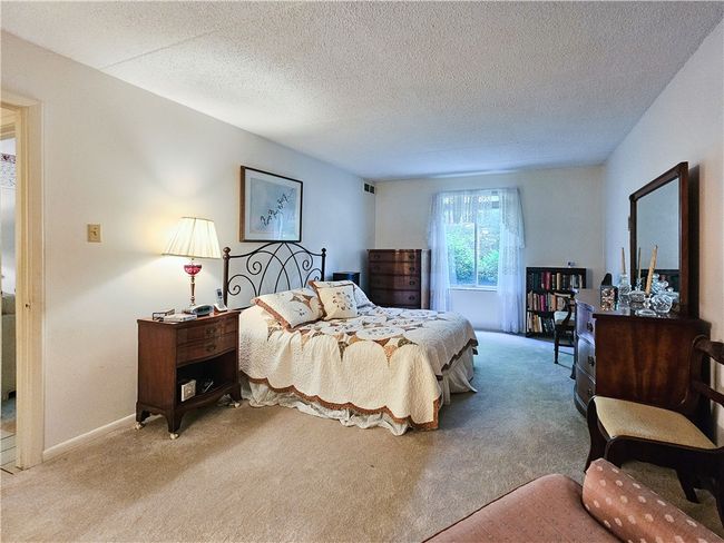 APT-209E - 2120 Greentree Rd, Condo with 2 bedrooms, 2 bathrooms and null parking in Pittsburgh PA | Image 5