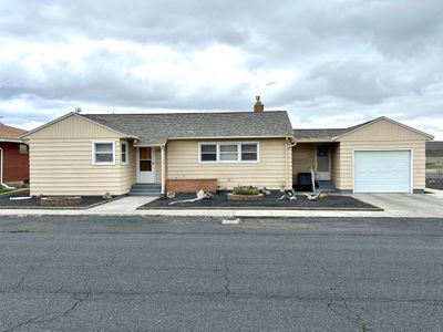 717 E 2nd Ave, Home with 3 bedrooms, 2 bathrooms and null parking in Odessa WA | Image 1