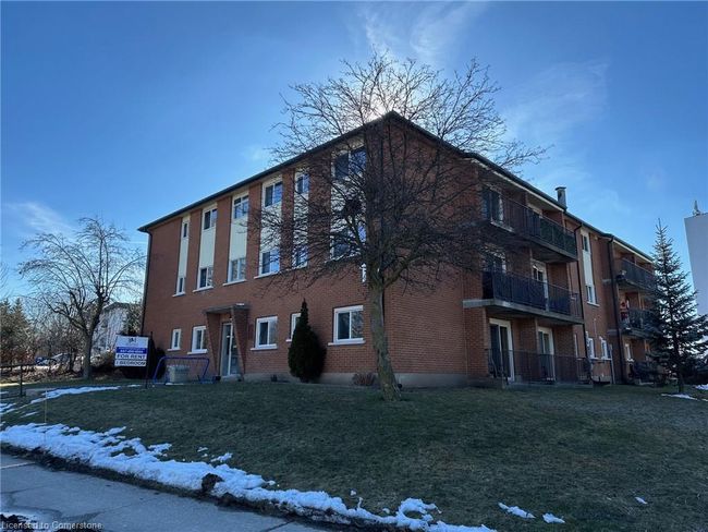 14 - 15 Mowat Blvd, House attached with 1 bedrooms, 1 bathrooms and 1 parking in Kitchener ON | Image 4