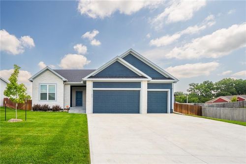 649 Oakwood Ln, Tonganoxie, KS, 66086-7814 | Card Image