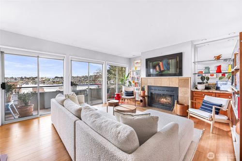 202-2134 Waverly Pl N, Seattle, WA, 98109-2487 | Card Image