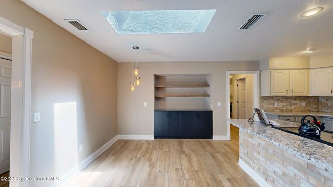 Eat-in Kitchen | Image 20