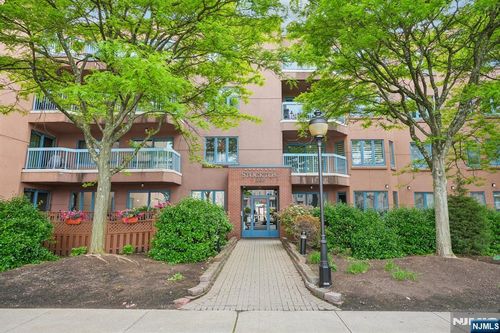 303 Stockton Ct, Edgewater, NJ, 07020-1671 | Card Image