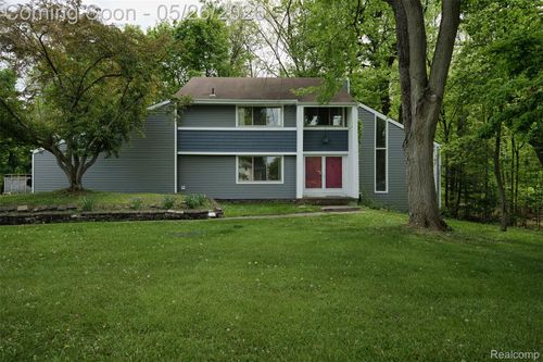 25201 Briarwyke Dr, Farmington Hills, MI, 48336-1652 | Card Image