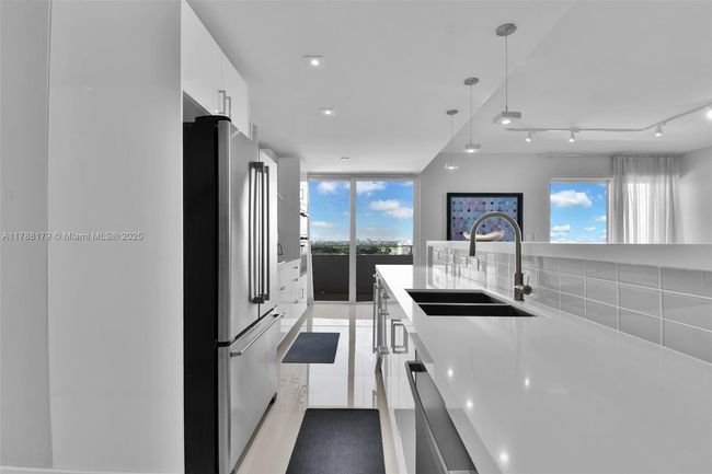 PHH - 9225 Collins Ave, Condo with 3 bedrooms, 3 bathrooms and null parking in Surfside FL | Image 7
