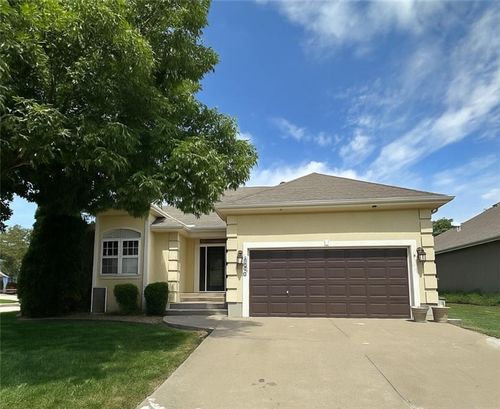 1800 Meadowlark Ct, Raymore, MO, 64083-8198 | Card Image