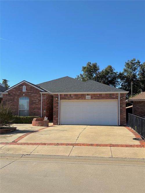 1216 Regency Ct, Kingfisher, OK, 73750-4252 | Card Image