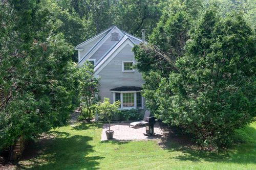 90 High Street, Hartford, VT, 05059 | Card Image