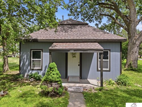 1108 Oak St, Fairbury, NE, 68352-1439 | Card Image