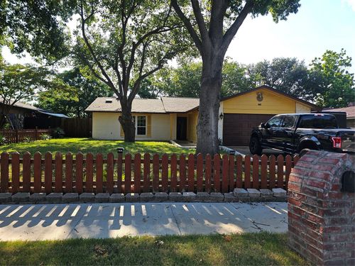 2704 Shenandoah Dr, Arlington, TX, 76014-1332 | Card Image