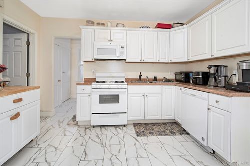 123 Webster Ave, Harrison, NY, 10528-2913 | Card Image