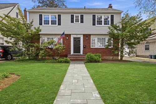 8 Bayberry Ave, Garden City, NY, 11530-1709 | Card Image
