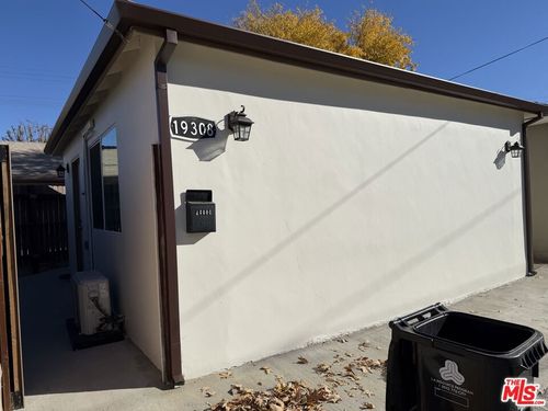 19308 Calvert St, Tarzana, CA, 91335-6567 | Card Image