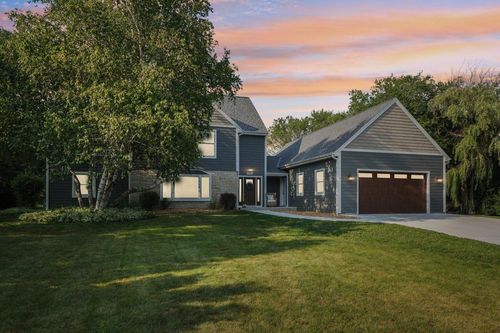 9000 N Pelham Parkway, Bayside, WI, 53217 | Card Image