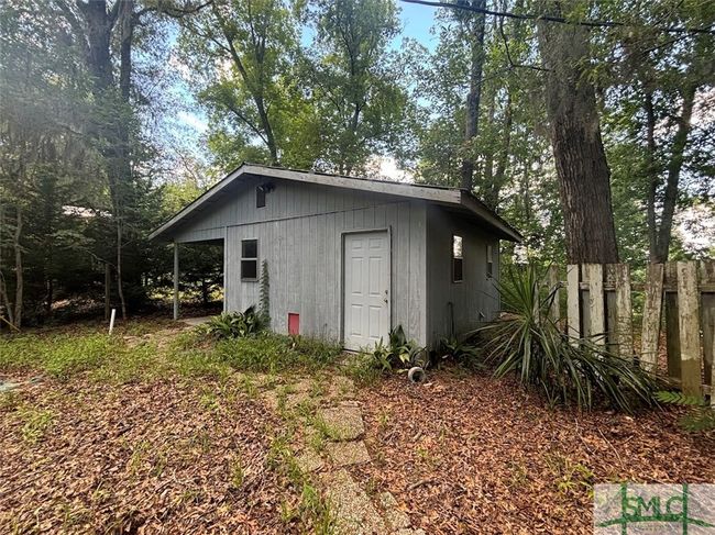 Garage and well building | Image 13