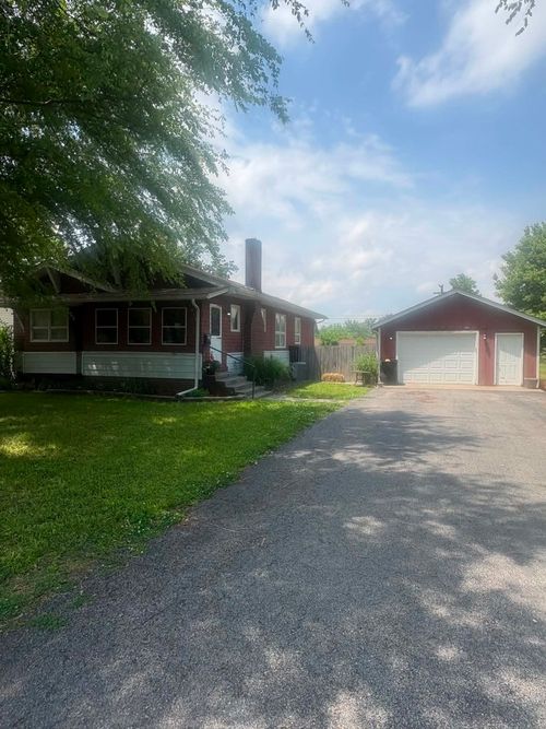 218 Wilcox St, Zeigler, IL, 62999-1138 | Card Image