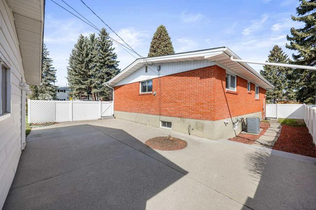 10404 8 Street Sw, Home with 3 bedrooms, 2 bathrooms and 6 parking in Calgary AB | Image 6