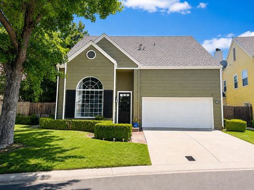 1047 E Monticello Cir, Fresno, CA, 93720-1884 | Card Image