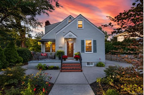 32 Franklin Ave, Sea Cliff, NY, 11579-1858 | Card Image