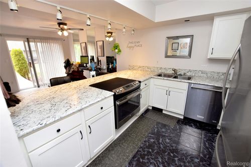 2525 White Oak Pl, Flint, MI, 48532-5402 | Card Image