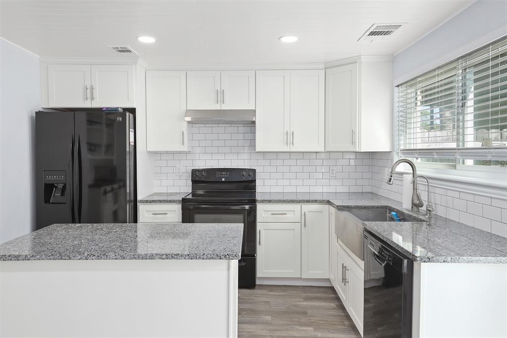 Laura Leigh Dr, Friendswood, TX 77546