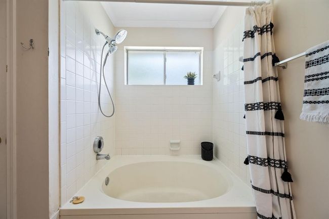 Shower/ soaking tub combo | Image 25