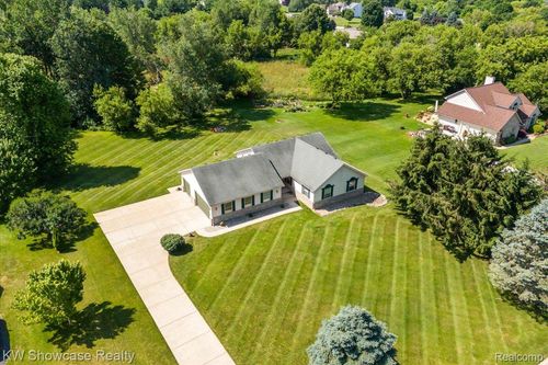 5037 Scheuners Way, Howell, MI, 48843-7868 | Card Image