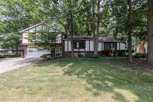 5507 Meadow Wood Blvd, Lyndhurst, OH, 44124-3809 | Card Image