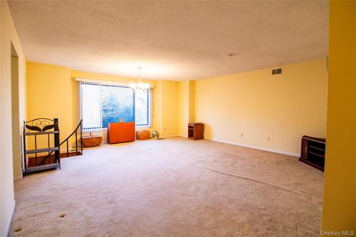 38 Chester Ln, Nanuet, NY, 10954-3836 | Card Image