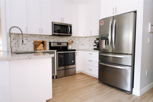 10919 Nw 67 Th Ter, House other with 4 bedrooms, 3 bathrooms and null parking in Doral FL | Image 17