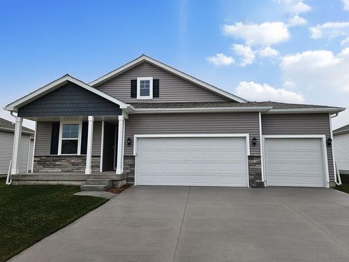 2872 Grassland Court, Hiawatha, IA, 52233 | Card Image