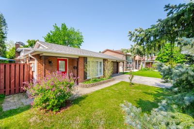 259 Centre St N, House other with 3 bedrooms, 2 bathrooms and 6 parking in Brampton ON | Image 2