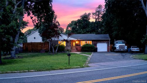 2109 Orinoco Dr, West Islip, NY, 11795-2539 | Card Image