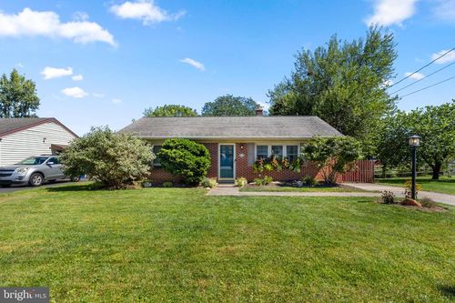11 Dennis Dr, WILLOW STREET, PA, 17584-9592 | Card Image