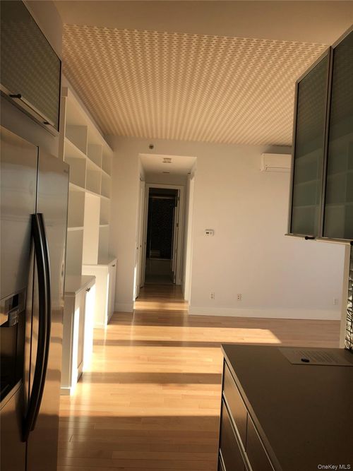 8c-1046 Jackson Avenue, New York, NY, 11101 | Card Image