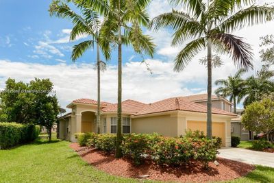 513 Live Oak Ln, House other with 3 bedrooms, 2 bathrooms and null parking in Weston FL | Image 2