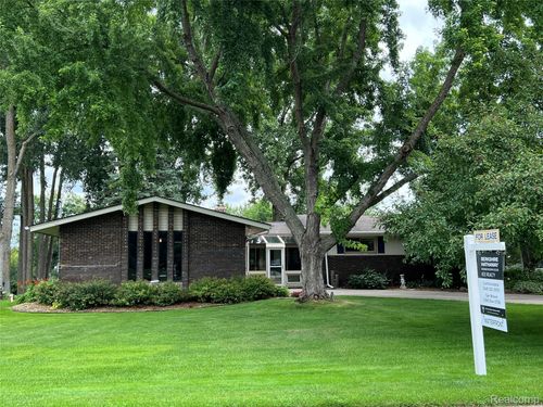 5250 Bronco Dr, Clarkston, MI, 48346-2605 | Card Image