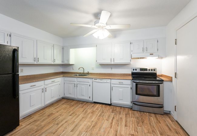 APT-24 - 5 Autumn Leaf Dr, Condo with 2 bedrooms, 1 bathrooms and null parking in Nashua NH | Image 4