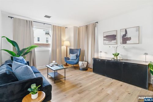 200 Paterson Ave, East Rutherford, NJ, 07073-1843 | Card Image