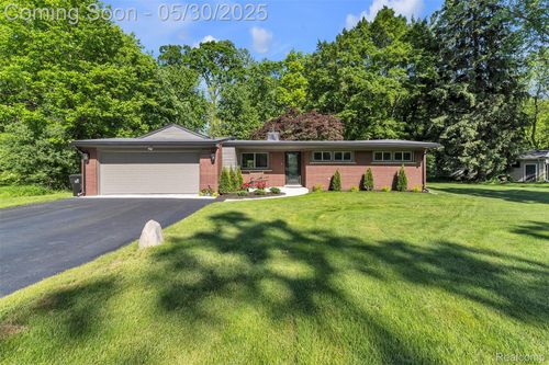 28200 E Greenmeadow Cir, Farmington Hills, MI, 48334-5152 | Card Image