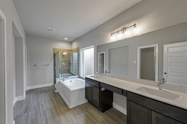 Primary bath. | Image 21
