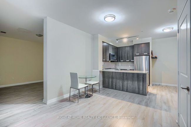 201 - 65 Watergarden Dr, Condo with 3 bedrooms, 2 bathrooms and 1 parking in Mississauga ON | Image 4