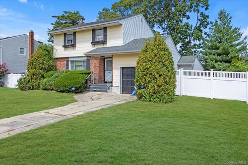 165 Country Village Ln, East Islip, NY, 11730-3705 | Card Image